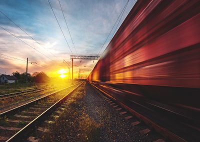 Changer le flux d’air pour combler le fossé : l’aérodynamisme et la traînée des wagons